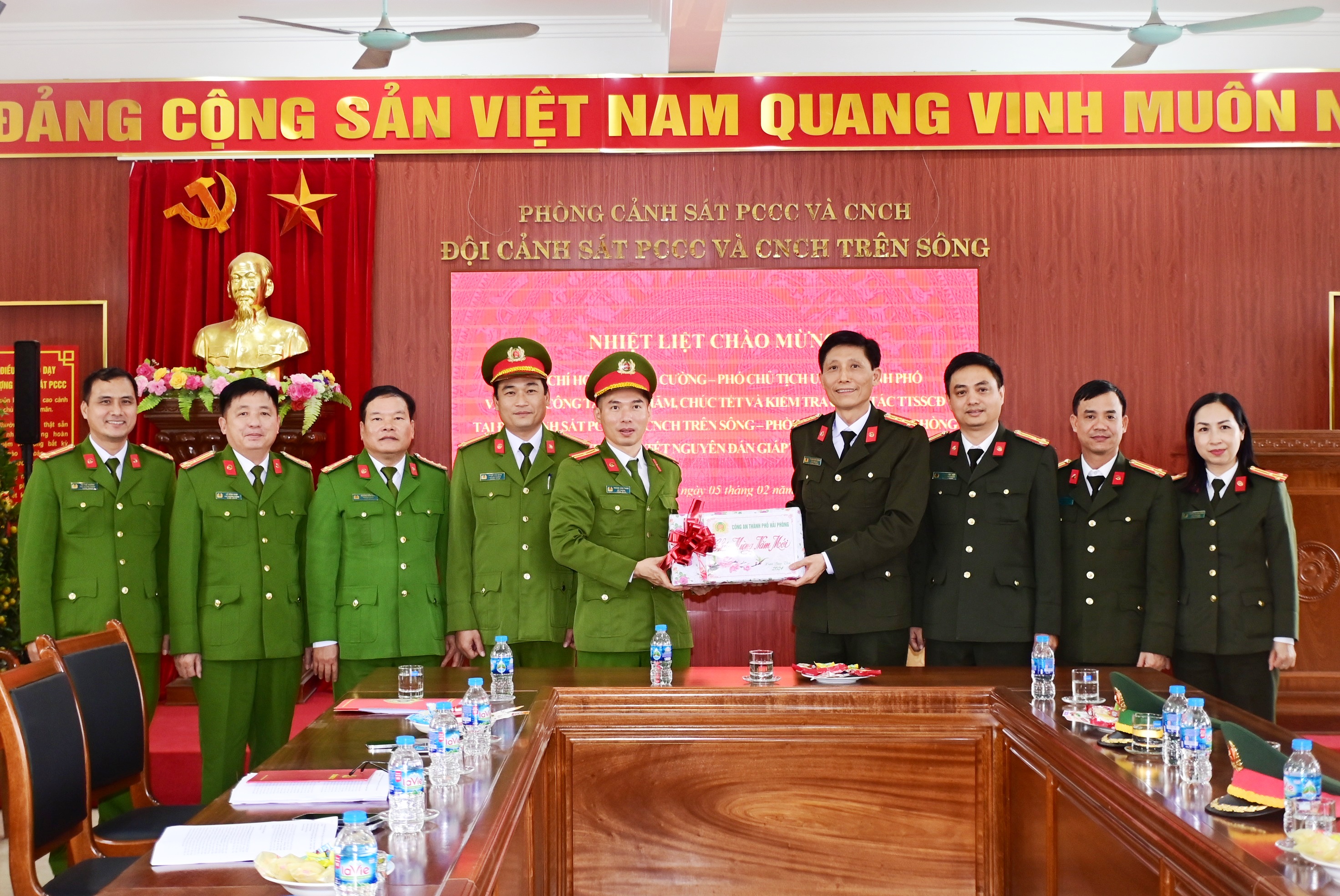 Lãnh đạo CATP thăm, chúc Tết các đơn vị tiêu biểu